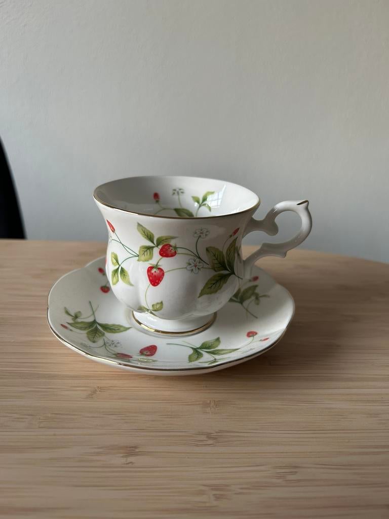 royal canterbury strawberry field kop en schotel, Ophalen of Verzenden, Zo goed als nieuw, Porselein, Kop en/of schotel