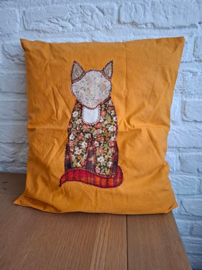 Handgemaakt kussen. Vos / kat. Patchwork. Oranje. 40x35 cm., Ophalen of Verzenden, Zo goed als nieuw, Oranje, Vierkant
