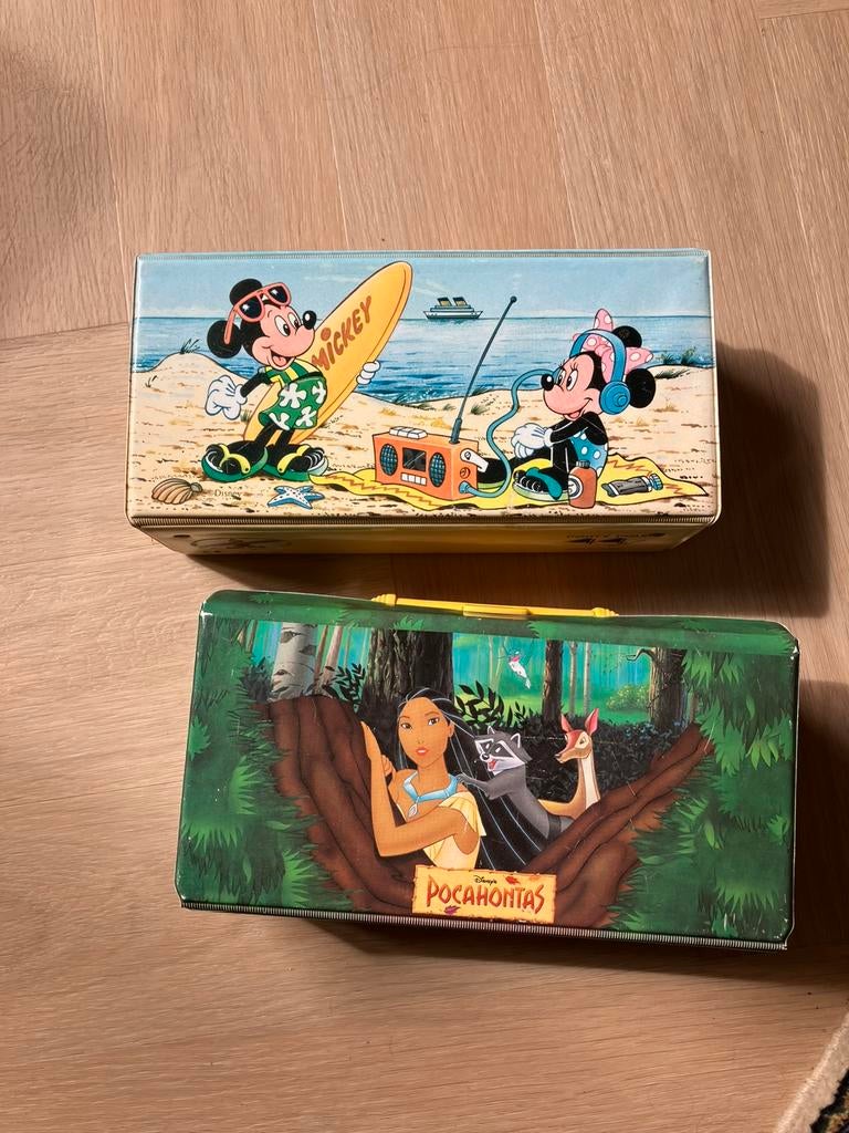 Vintage cassetteband koffer mickey en minnie en pocahontas, Verzamelen, Disney, Ophalen, Mickey Mouse, Gebruikt, Beeldje of Figuurtje