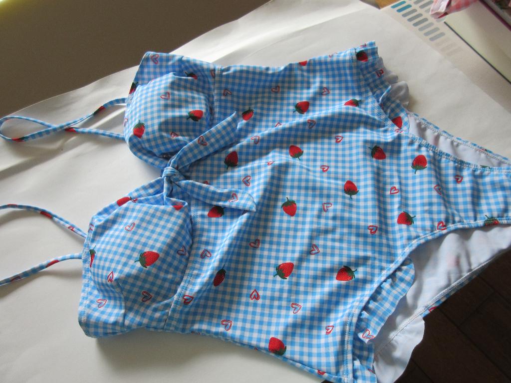 Badpak - Dames - lichtblauwe ruit met aardbeien, Kleding | Dames, Badmode en Zwemkleding, Nieuw, Badpak, Blauw, Ophalen of Verzenden
