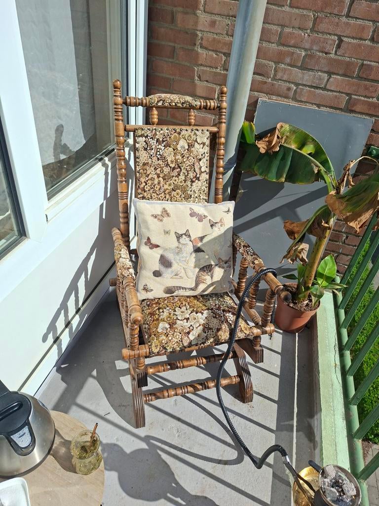 Houten schommelstoel met bloemenpatroon, Huis en Inrichting, Stoelen, Ophalen