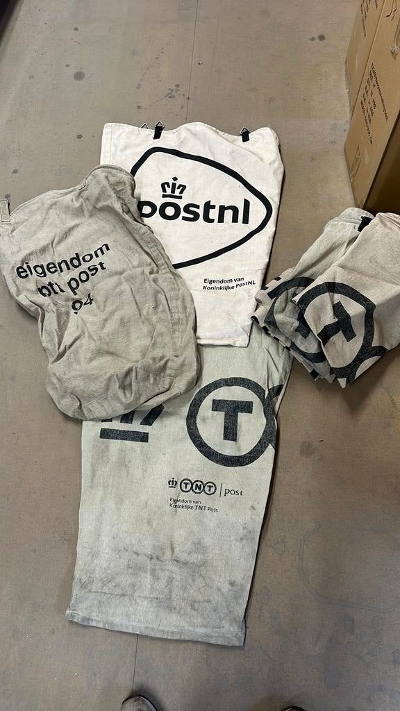 Postzakken, Ophalen, Zo goed als nieuw