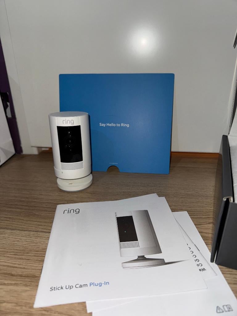 Ring Stick Up Cam (Plug‑In) | binnen/buiten | werkt perfect, Ophalen of Verzenden, Zo goed als nieuw, Binnencamera