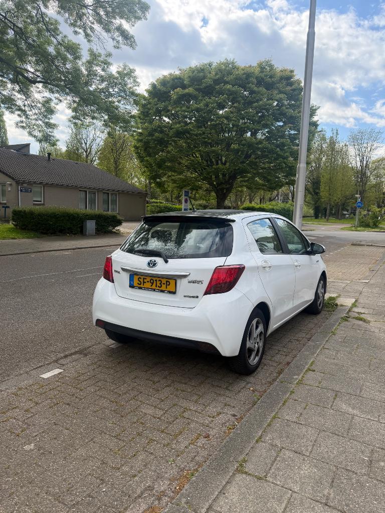 Toyota Yaris 1.5 AUTOMAAT HSD 55KW 5DRS 2015 Wit, Auto's, Toyota, Particulier, Yaris, Achteruitrijcamera, Airbags, Bluetooth, Centrale vergrendeling