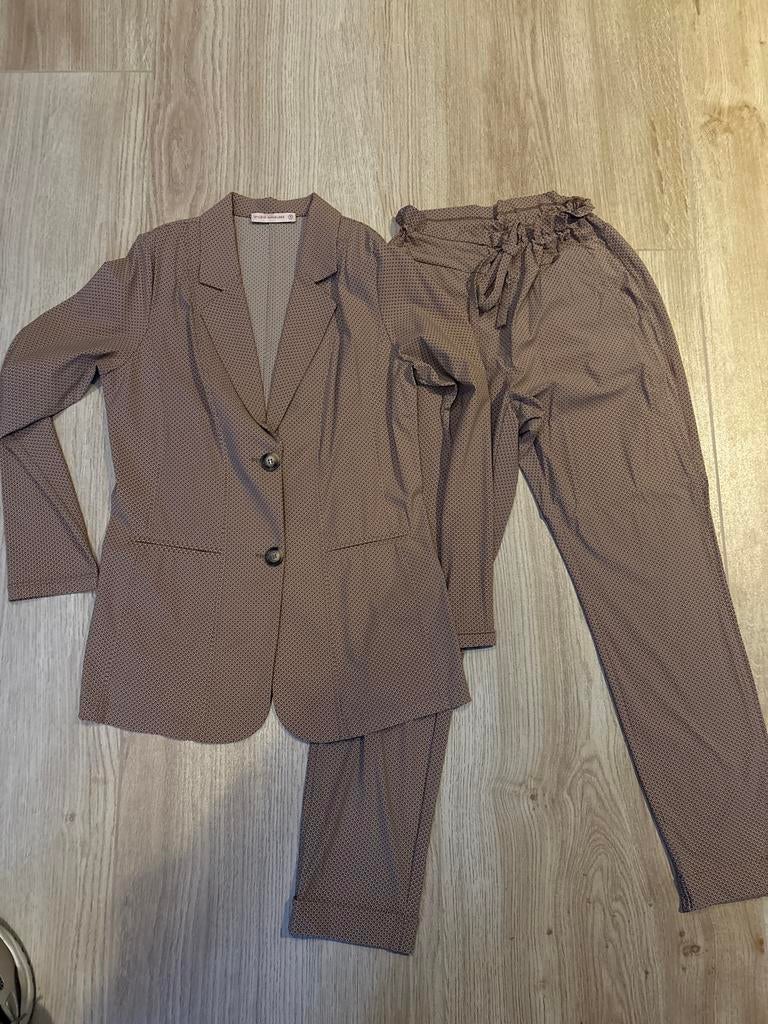 Studio Anneloes Pak - Jasje en Broek - Maat M, Maat 38/40 (M), Kostuum of Pak, Bruin, Ophalen of Verzenden