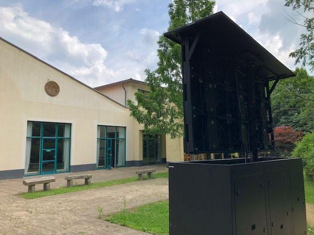 84 inch Ledbox buiten en binnen gebruik in spec lift unit, Ophalen, Gebruikt, Mobiscreen, Info@mobiscreen.tv