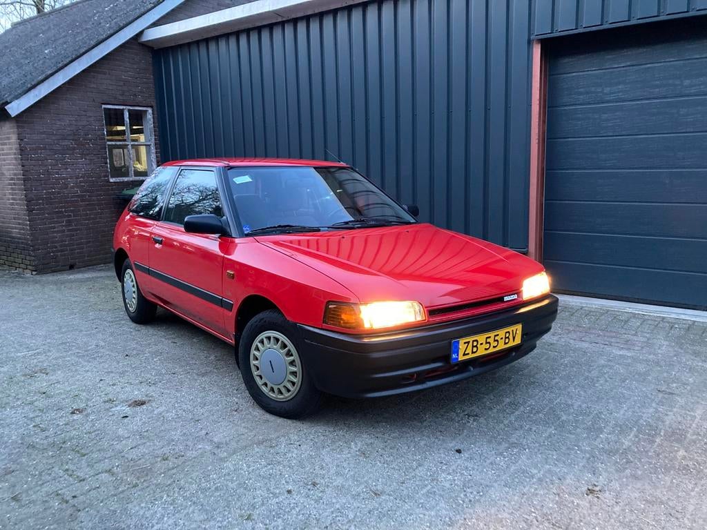 Mazda 323 1.3 HB LX 16V K9 1991 Rood, Auto's, Voorwielaandrijving, Stof, 74 pk, 4 cilinders