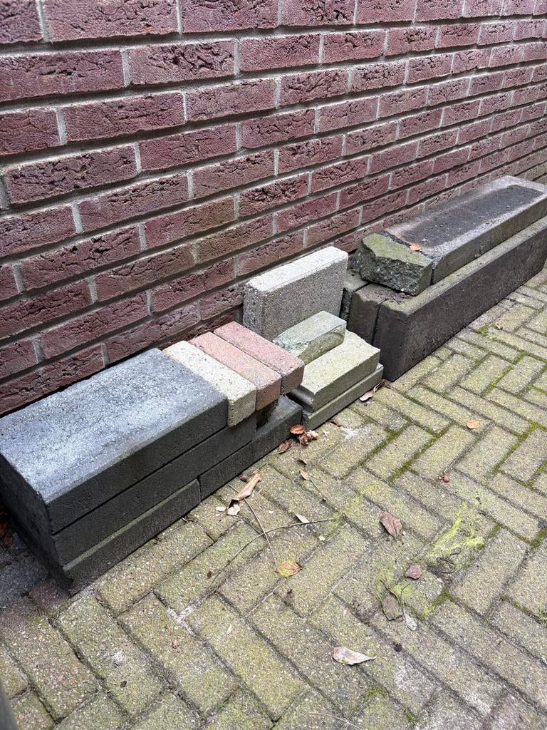 Stoepbanden en enkele klinkers, Ophalen, Gebruikt, Beton, Terrastegels