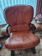 Comfortabele leren fauteuil met houten armleuningen, Ophalen