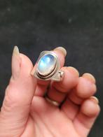 Mooie vintage zilveren ring met maansteen. Modernist design, Ophalen, Gebruikt, 17 tot 18, Met edelsteen