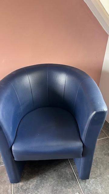 4x blauwe fauteuils, in nette staat, Ophalen, Kunststof, 75 tot 100 cm, Zo goed als nieuw