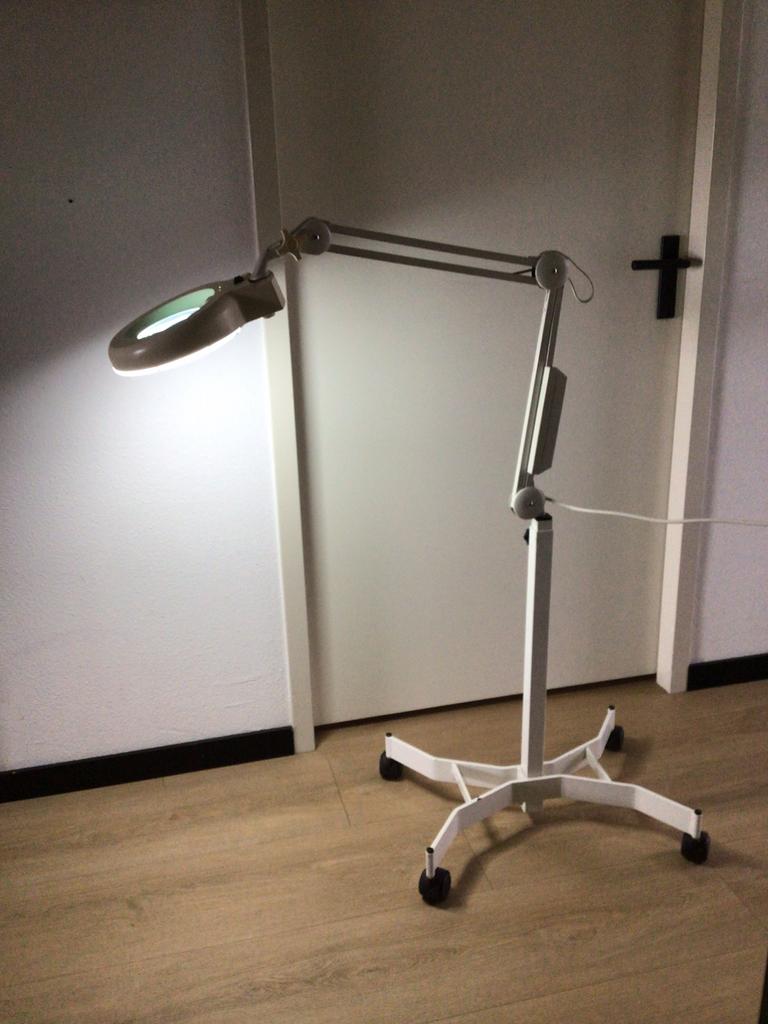 Verrijdbare loeplamp., Ophalen, Gebruikt, Loeplamp