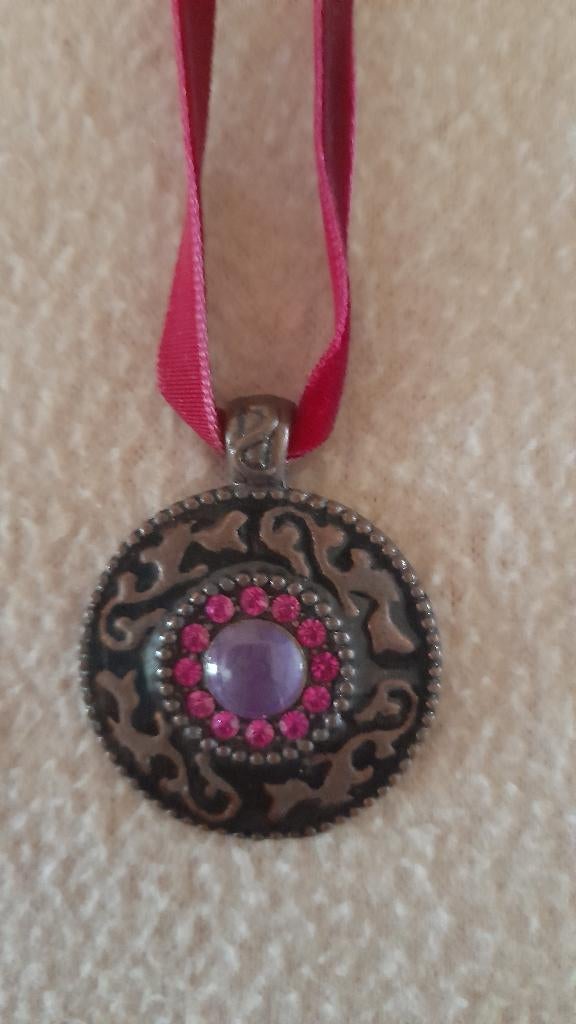 Ketting velvet lint met hanger, Sieraden, Tassen en Uiterlijk, Kettingen, Gebruikt, Ophalen of Verzenden, Rood, Overige materialen