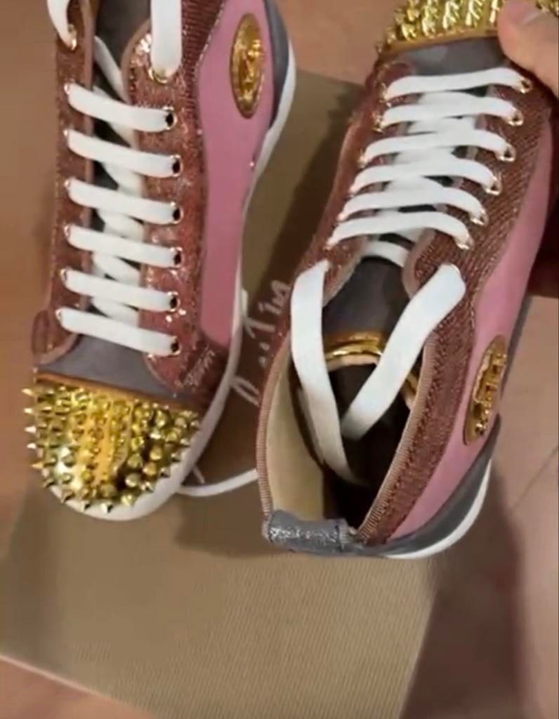 Christian Louboutin Sneakers Roze met Gouden Spikes, Ophalen of Verzenden, Zo goed als nieuw, Roze, Sneakers of Gympen