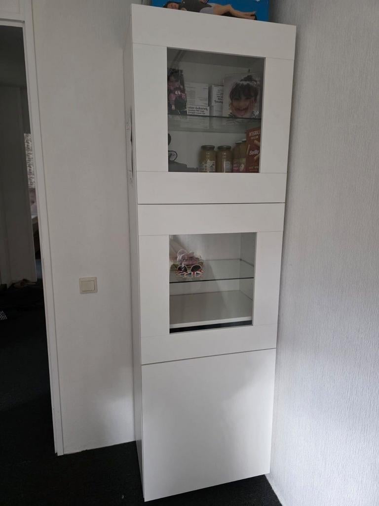 Witte vitrinekast met glazen deuren en opbergruimte, Huis en Inrichting, Kasten | Vitrinekasten, Minder dan 50 cm, Ophalen of Verzenden