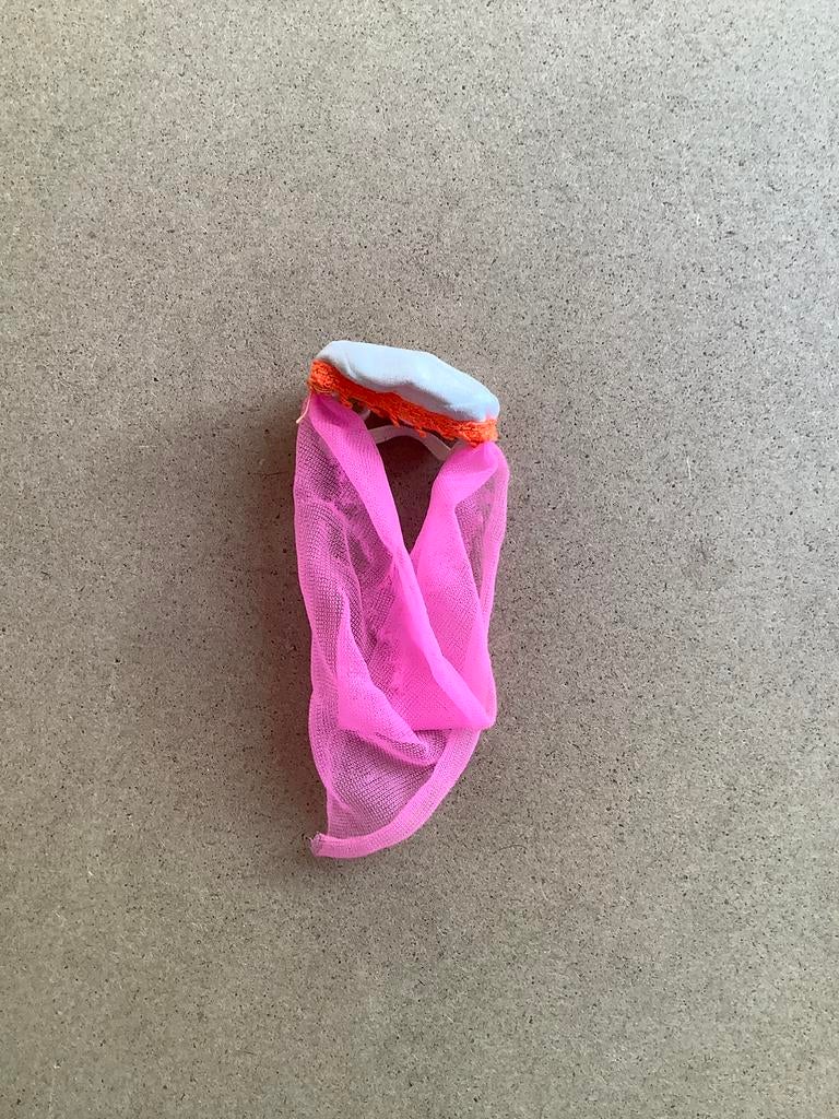 Hoedje met sjaaltje voor Barbie,vintage, Ophalen of Verzenden, Gebruikt, Kleertjes