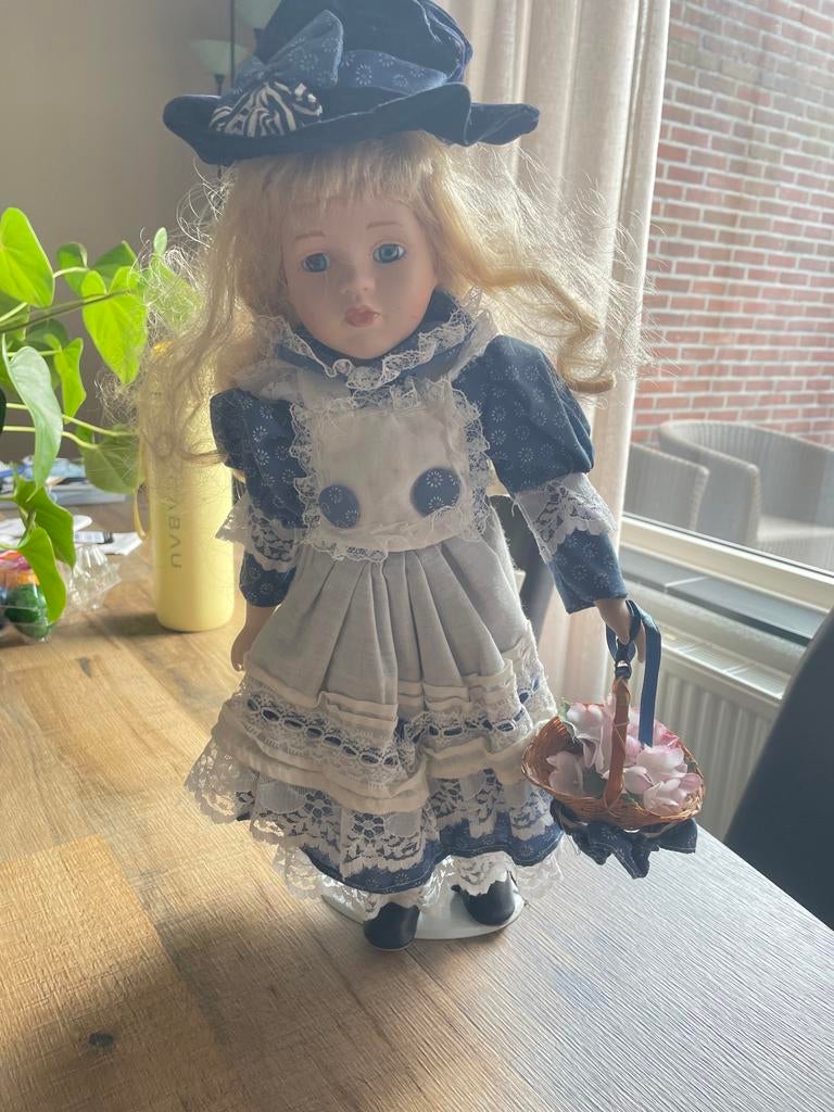 Vintage Porseleinen Pop met Blauwe Jurk en Hoed, Ophalen, Zo goed als nieuw, Pop