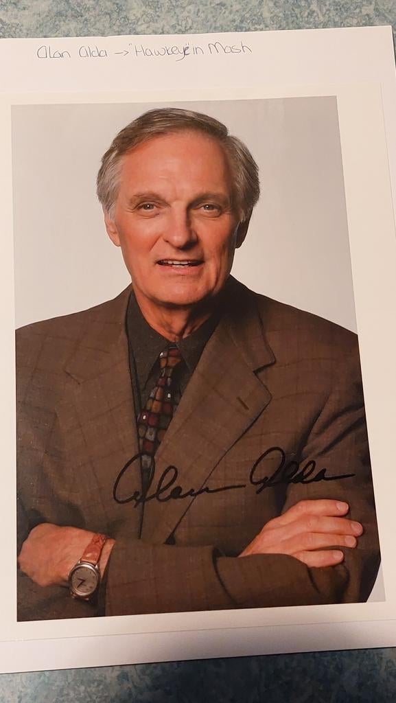 Handtekening Alan Alda. Foto A4 formaat., Ophalen of Verzenden, Foto of Kaart, Gesigneerd