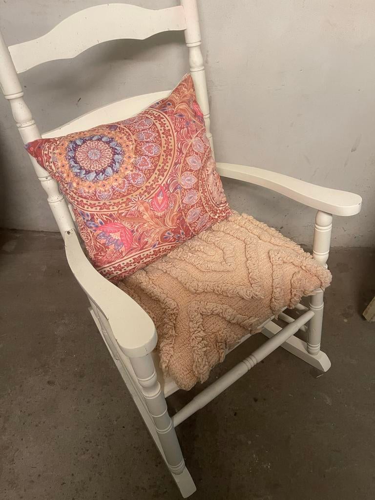 Witte schommelstoel met kussens voor babykamer, Gebruikt, Wit, Ophalen of Verzenden, Eén