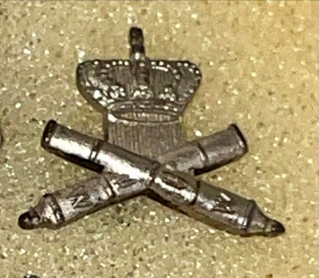 Militair speldje met kroon en kanonnen, Verzamelen, Ophalen of Verzenden, Gebruikt, Overige onderwerpen, Speldje of Pin