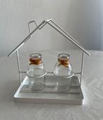 Decoratief huisje met twee glazen flesjes, Ophalen, Gebruikt