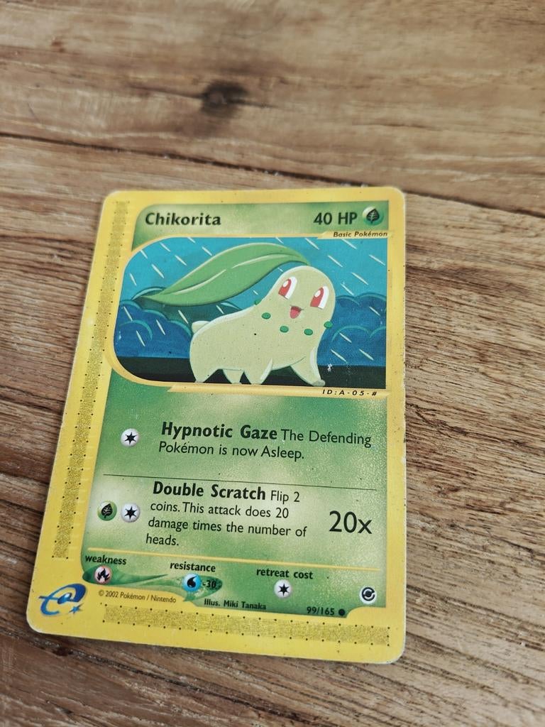 Chikorita Pokemon kaart 99/165 - Kleine beschadigingen, Ophalen of Verzenden, Gebruikt, Losse kaart