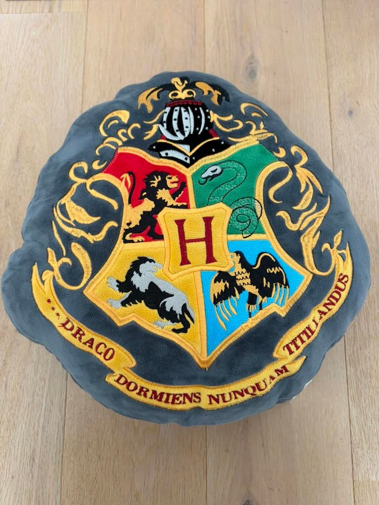 Harry Potter Zweinstein embleem kussen 35 cm, Verzamelen, Harry Potter, Ophalen of Verzenden, Zo goed als nieuw, Overige typen