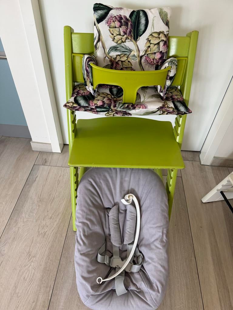 Stokke Tripp Trapp kinderstoel groen met babyset en newborns, Kinderen en Baby's, Ophalen, Zo goed als nieuw, Meegroeistoel, Aanschuifbaar