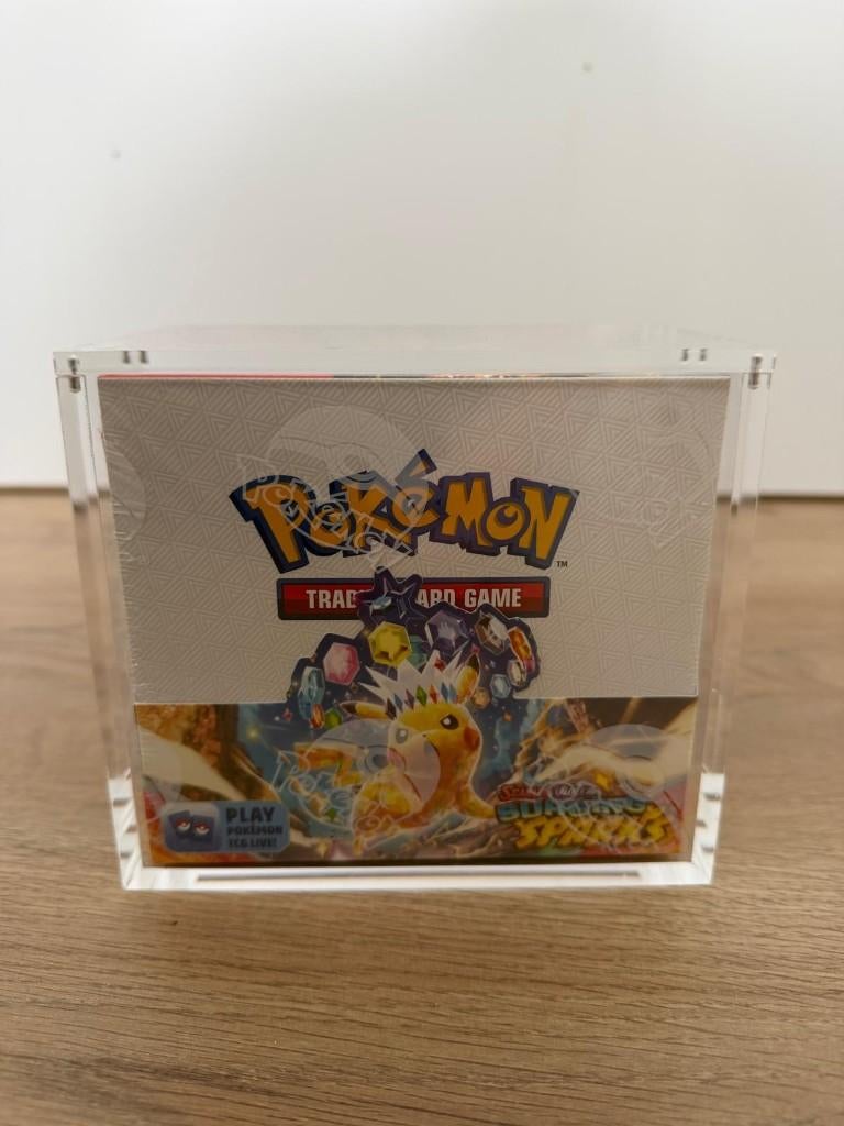 Pokémon - 1 Booster box - Surging Sparks - Scarlet & Violet, Ophalen of Verzenden, Nieuw, Boosterbox