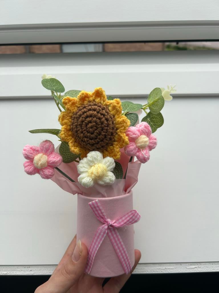 Schattig handgemaakt gehaakt bloemenboeketje, Verzenden, Handgemaakt, Textiel, Nieuw