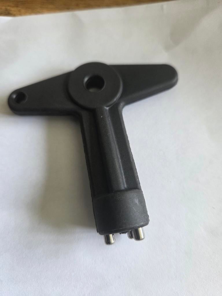 Zwarte T-sleutel met drie pinnen, Ophalen of Verzenden, Zo goed als nieuw