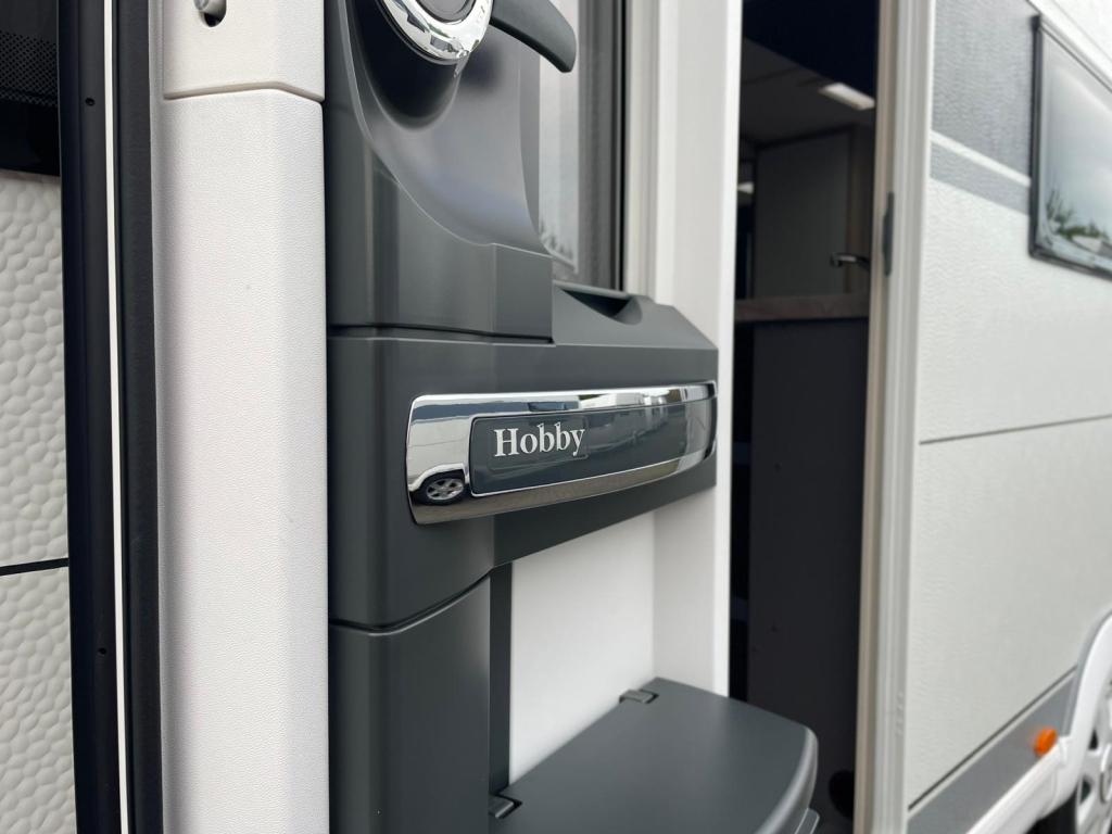 Hobby De Luxe 540 KMFE Model 2026!, Caravans en Kamperen, Caravans, Schokbreker, Bedrijf, Treinzit, 6 tot 7 meter