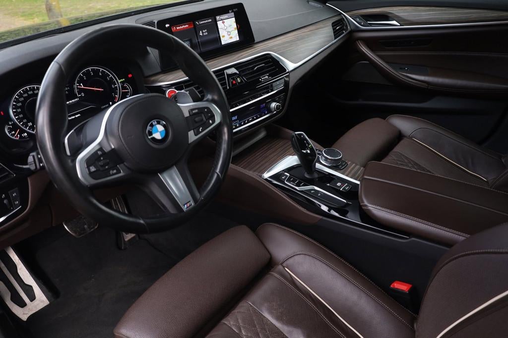 BMW 5-serie M550i xDrive High Executive Aut. | Schuif-Kantel, Auto's, BMW, Automaat, Gebruikt, 2000 kg, 4395 cc