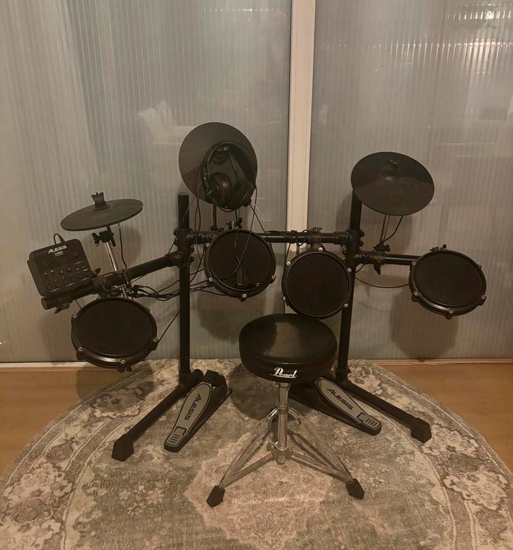 Alesis Turbo Mesh Elektronisch Drumstel,headphones,drumkruk, Muziek en Instrumenten, Drumstellen en Slagwerk, Zo goed als nieuw