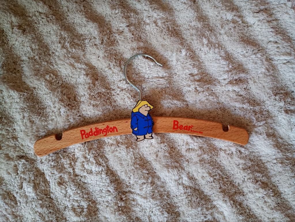 Paddington beer baby, vintage kledinghangertje, Verzamelen, Beren en Cherished Teddies, Ophalen of Verzenden, Zo goed als nieuw