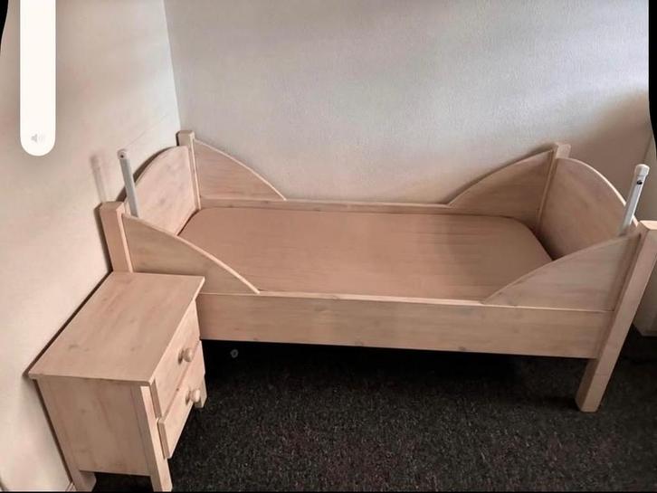 Peuterbed met nachtkastje, matras en uitvalbeveiliging, Kinderen en Baby's, Kinderkamer | Bedden, Gebruikt, 140 tot 160 cm, 70 tot 85 cm