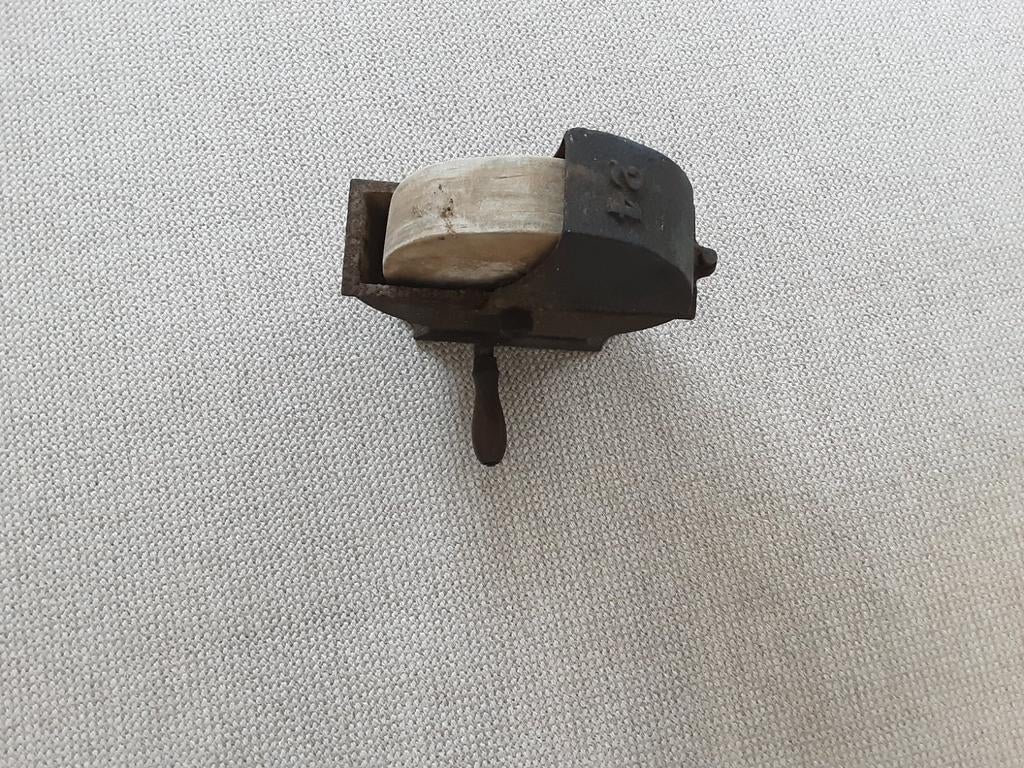 Antieke gietijzeren slijpsteen, Ophalen