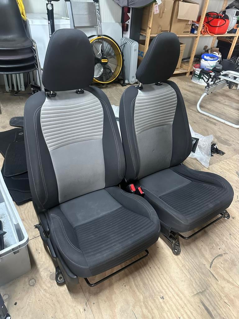 Toyota Yaris Stoelen Links en Rechts (2012-2020) - Reiniging, Auto-onderdelen, Ophalen, Gebruikt, Toyota