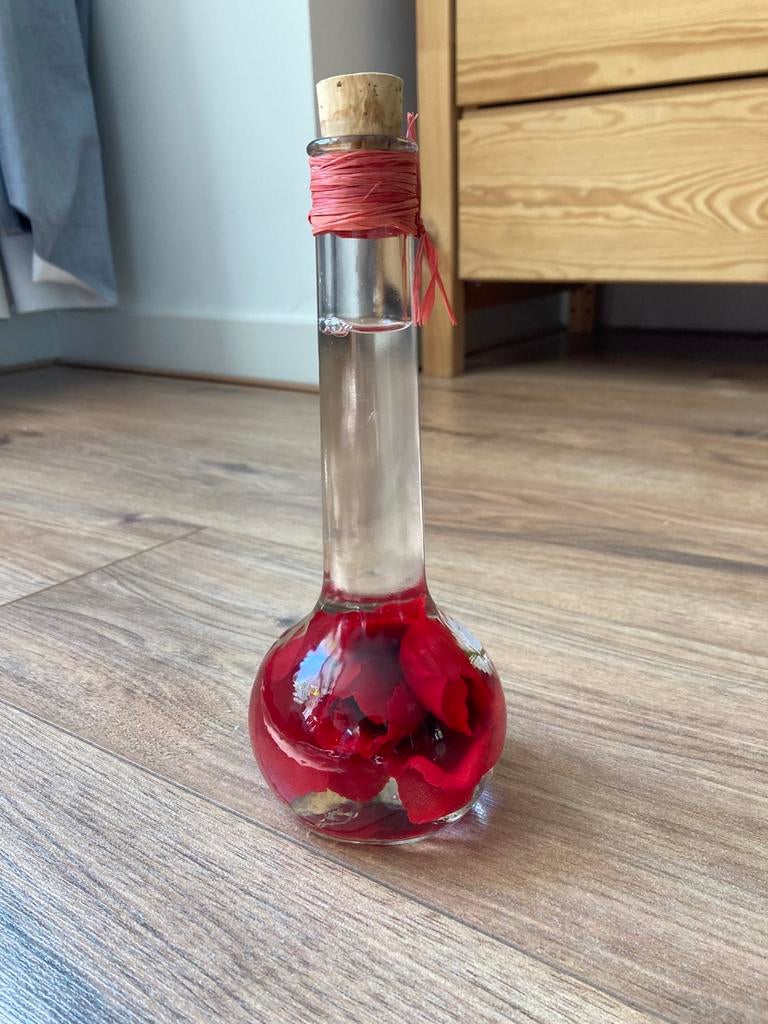 Gratis glazen fles met roos (decoratie), Ophalen, Gebruikt, Rood, Glas