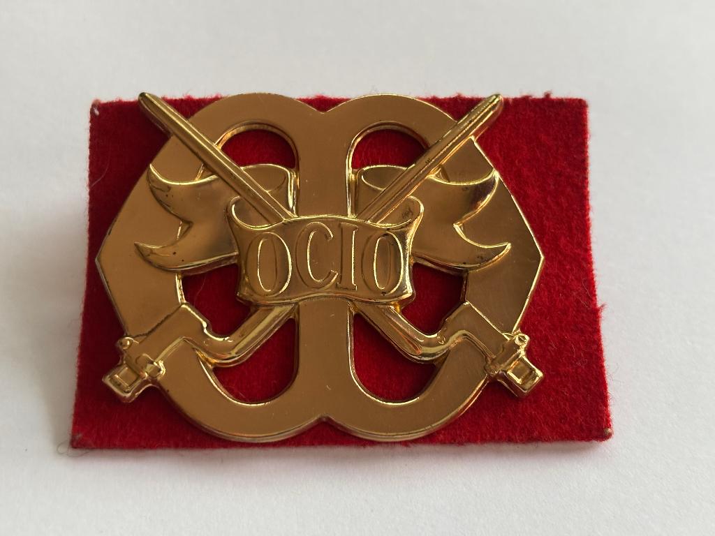 Ocio baret insigne / embleem, Verzamelen, Verzenden, Landmacht, Nederland, Kleding of Schoenen