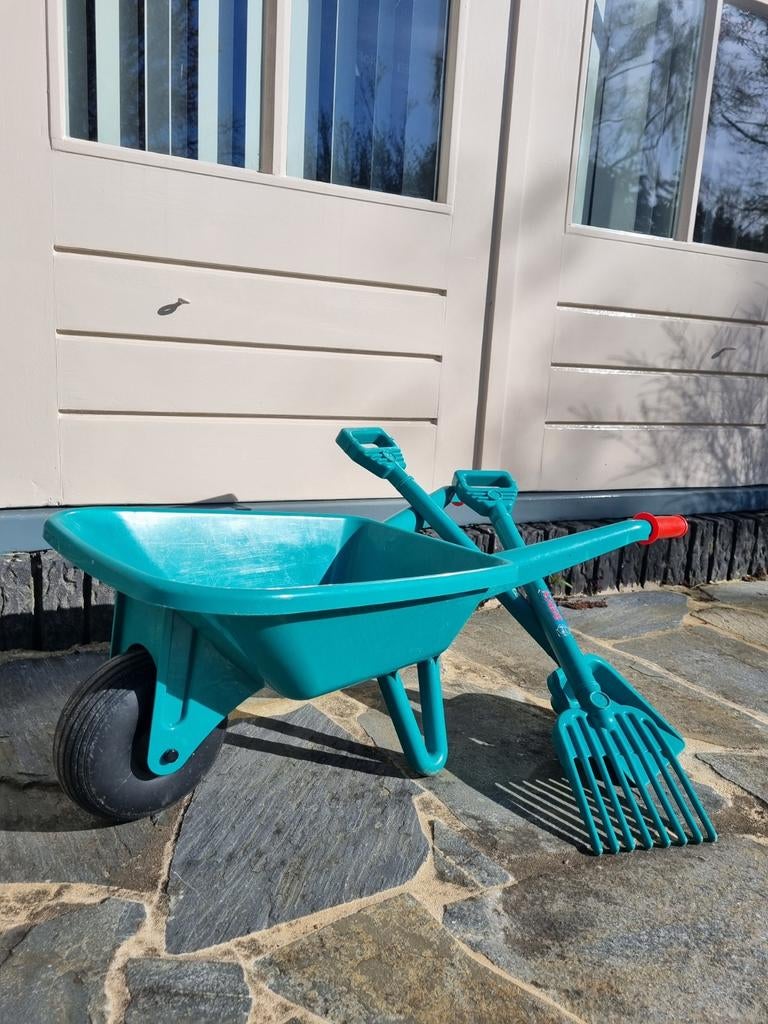 Bosch kruiwagen met hark en schep € 10,-, Ophalen