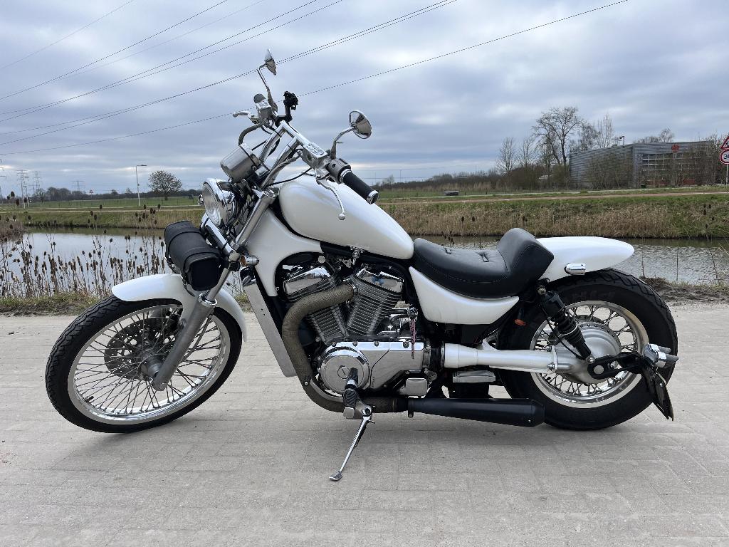 Suzuki VS 750 Intruder; 35kW; wit parelmoer, Motoren, Motoren | Suzuki, 750 cc, Cardan-aandrijving, 2 cilinders, Chopper