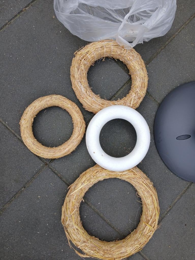 3 x strokrans en 1 piepschuim krans hobby materiaal, Overige typen, Nieuw, Ophalen of Verzenden, Natuurlijk materiaal