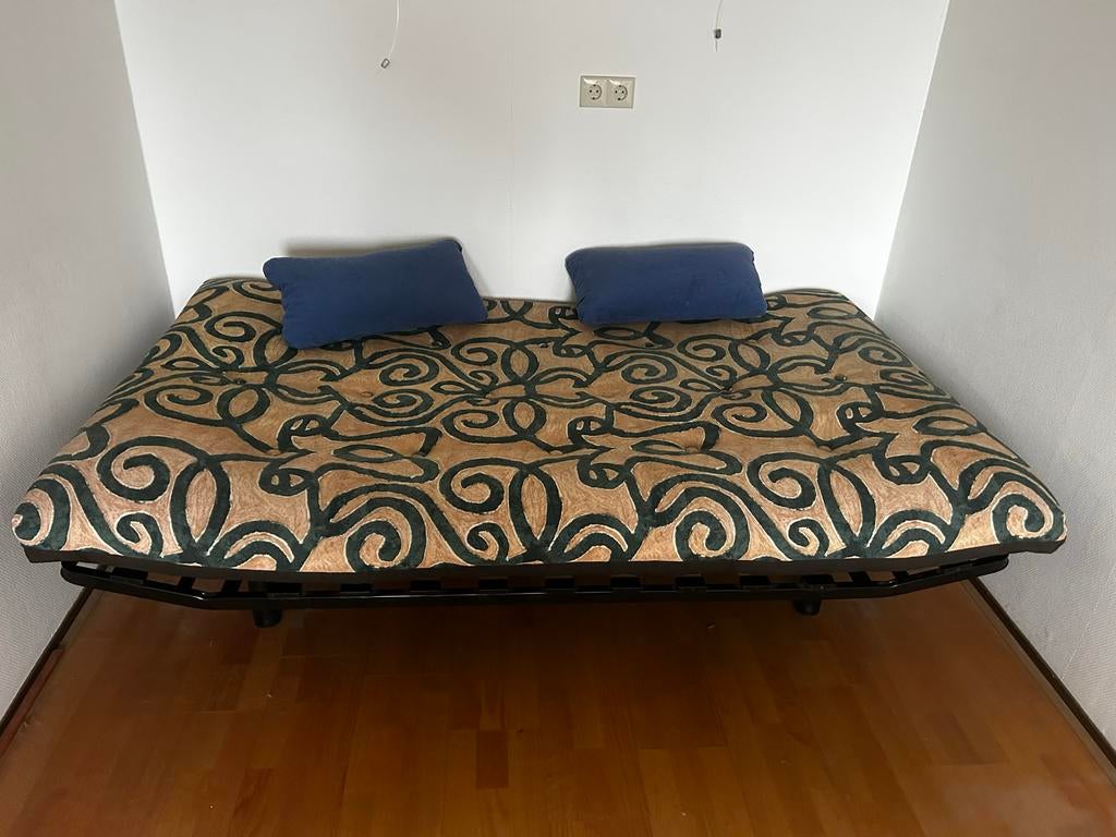 Slaapbank met lattenbodem en matras, Gebruikt, Tweepersoons, Ophalen of Verzenden, Overige maten