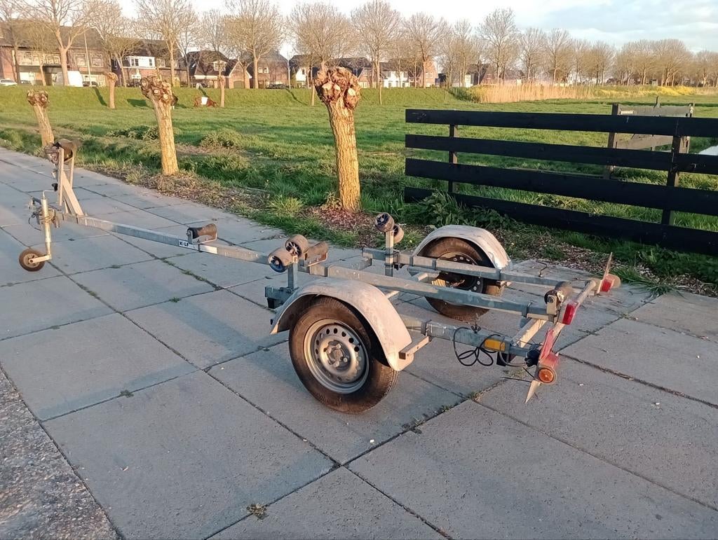 Boottrailers 2 stuks 1x 4.60 m. KALF 1 X KANTELBAAR 4.70 m., Minder dan 1500 kg, Gebruikt, Kantelbaar, Minder dan 6 meter