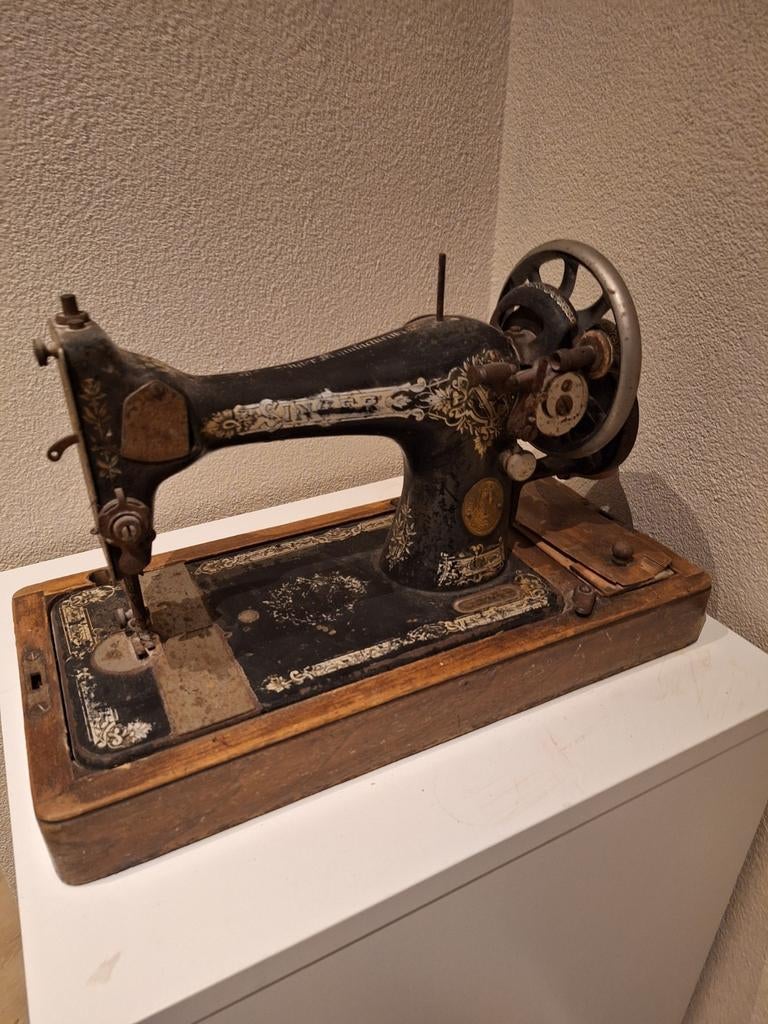 Leuke oude naaimachine van Singer, Ophalen