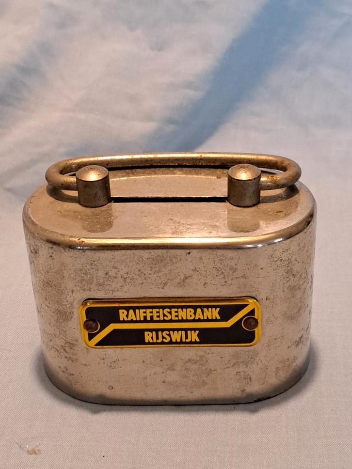 Vintage Raiffeisenbank Rijswijk Spaarpot Metaal, Verzamelen, Spaarpotten, Gebruikt, Object of Gebouw, Metaal of Blik, Ophalen of Verzenden