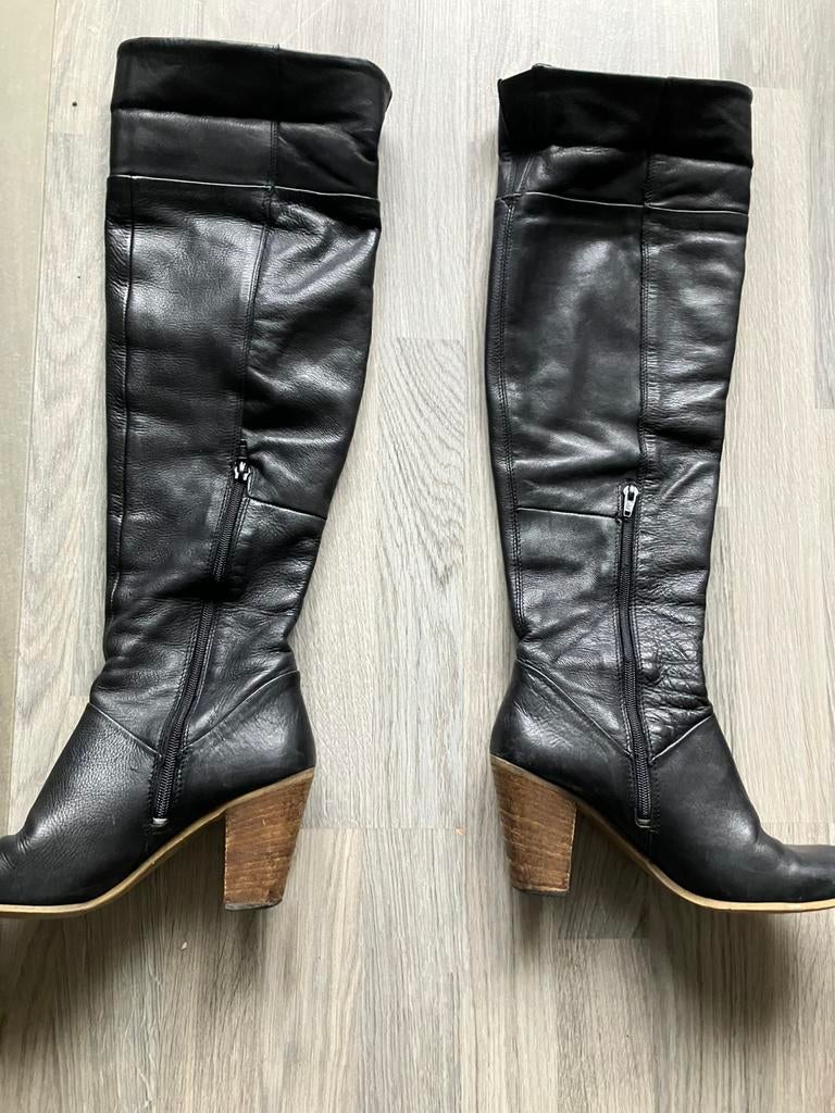 Mooie lange lasrzen maat 38 hoge hak koopje, Kleding | Dames, Schoenen, Ophalen of Verzenden, Zo goed als nieuw, Zwart, Hoge laarzen