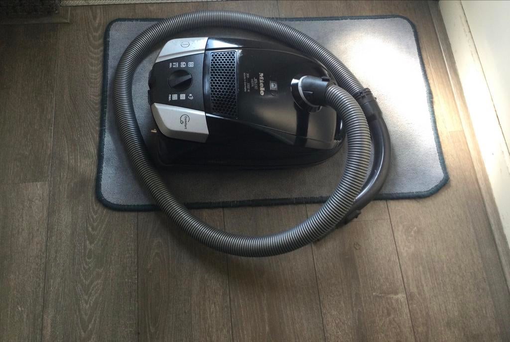 Miele stofzuiger 2000 Watt, Stofzak, Stofzuiger, Ophalen of Verzenden, 1600 tot 2000 watt