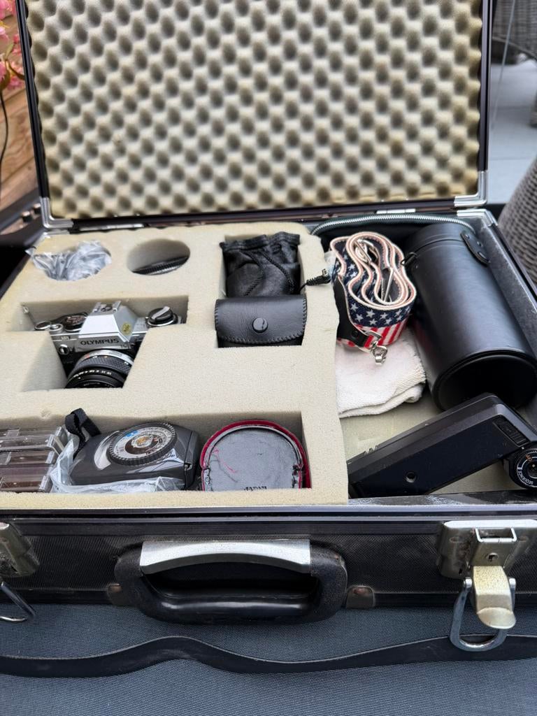 Olympus om 10 met oude koffer, lenzen, filters en flitser, Ophalen of Verzenden, Gebruikt, Spiegelreflex, Olympus